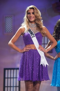 Camille-Cerf-parmi-les-15-finalistes-du-concours-Miss-Univers_portrait_w674+.jpg
