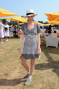 591cb3d055c5b_edie_DON-TAN-514_VeuveClicquot_21jul13_donfeatures.thumb.jpg.e87de3d20012003dcdb97aded67d235e.jpg