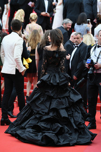 Emily+Ratajkowski+Loveless+Nelyubov+Red+Carpet+_yiLR-o58Utx.jpg