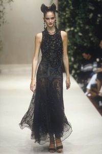 59219b88392c0_PierreBalmainFallWinter19971998ParisHauteCouture.thumb.jpg.cfe28812748bacd4625a9b850c9c5858.jpg