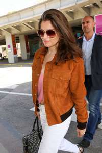 Laetitia-Casta-Arriving-at-Nice-Airport in-Cannes--06.jpg