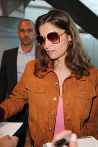 Laetitia-Casta-Arriving-at-Nice-Airport in-Cannes--04.jpg