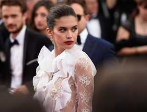 Sara+Sampaio+Killing+Sacred+Deer+Red+Carpet+l453L45z3nEl.jpg