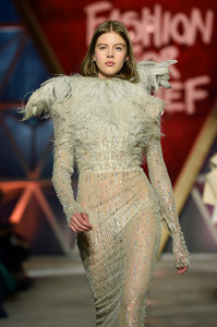 5924461cc820a_BaraPodzimkovaFashionReliefRunway70thG_kxhcVe9Txx.thumb.jpg.daecc96f2dd8561141719f31f2c6f050.jpg