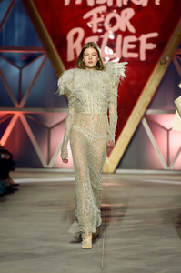5924461fae395_BaraPodzimkovaFashionReliefRunway70thRsqEJbovIfZx.thumb.jpg.85b9a6cc342c69088a4ac294c5c77cbc.jpg