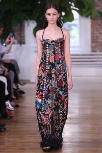 Greta Varlese ay Valentino Resort 2018 1.jpg