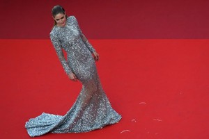 Doutzen+Kroes+Beguiled+Red+Carpet+Arrivals+3dQlphz5vQxl.jpg