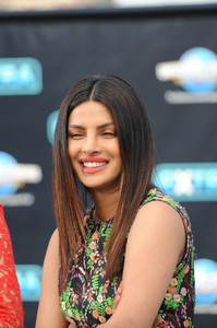 5926b6bd68dff_PriyankaChopraPriyankaChopraAppearsExtra1mYy8_2IEW_x.thumb.jpg.166da3f64d0826c1e1a4e865fbabb74a.jpg