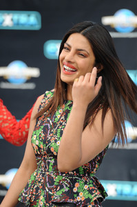 5926dc9129bd3_PriyankaChopraPriyankaChopraAppearsExtrarGdwtcDALF0x.thumb.jpg.6c730515fa9d0de9e14869c4af220804.jpg