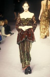 5927331314ae9_GuyLarocheFallWinter19971998ParisFashionWeek.thumb.jpg.f892a2644df57d037f07dd64eb351387.jpg