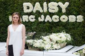 59286ea24658b_Danielle-Panabaker-Marc-Jacobs-celebrates-Daisy---01.thumb.jpg.76be90956fe4ab699b0d7c670f97b623.jpg