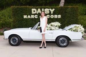 59286ebfcf1d6_Danielle-Panabaker-Marc-Jacobs-celebrates-Daisy---04.thumb.jpg.c1afe1a683fa65ef0ad78470facd212d.jpg