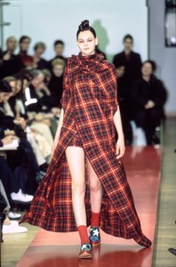 COMME-DES-GARCONS-FALL-1999-RTW-01-CLAUDELLE-PERREAULT-CN10042413.jpg