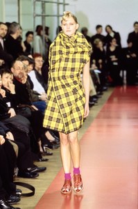 COMME-DES-GARCONS-FALL-1999-RTW-05-KATHRIN-SEITZ-CN10042422.thumb.jpg.de7843fa5a26e806f2f7050c6313bd10.jpg