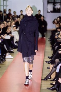 COMME-DES-GARCONS-FALL-1999-RTW-23-KATHRIN-SEITZ-CN10042466.thumb.jpg.f7c440ca8b1150bb6ac9d9125747ec07.jpg