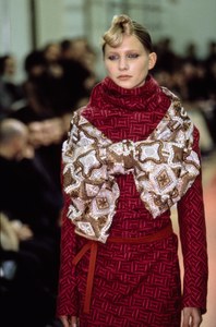 COMME-DES-GARCONS-FALL-1999-RTW-DETAIL-20-CN10042447.thumb.jpg.37baf247e735f319a415df7f32c58c16.jpg