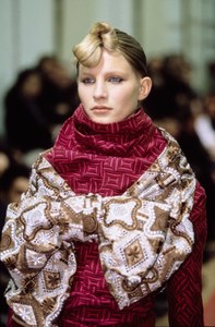 COMME-DES-GARCONS-FALL-1999-RTW-DETAIL-21-CN10042448.thumb.jpg.cfeddbd68f80de0504fa3e29eb89d15d.jpg