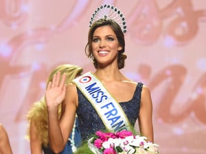 Iris-Mittenaere-Miss-France-2016-ses-projets-son-couple-son-pronostic-elle-dit-tout-!-Interview.jpg