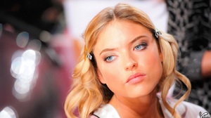 Martha-Hunt-Face-Closeup-Sad-Face-And-Blue-Eyes.jpg