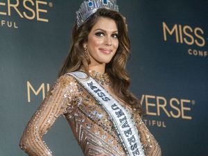 On-a-colle-du-chewing-gum-pour-abimer-sa-robe-Iris-Mittenaere-victime-de-coups-bas-a-Miss-Univers.jpg