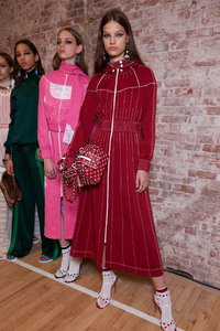 Valentino-resort-2018-backstage-fashion-show-the-impression-078.jpg