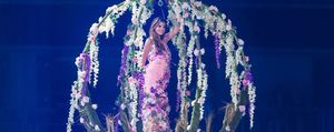 celine-bethmann-schwebt-in-einer-blumenkugel.thumb.jpg.4bff31d456d7633a1c47811d46f4f733.jpg