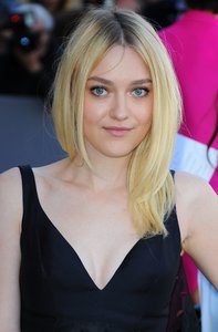 dakota-fanning-paris-fashion-week-womenswear-spring-summer-2015-01.jpg