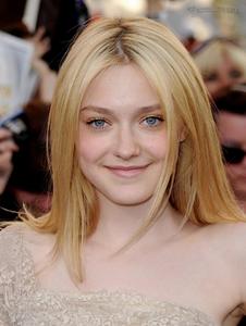 dakota-fanning-twilight-eclipse-us-premiere-red-carpet-776058530.jpg