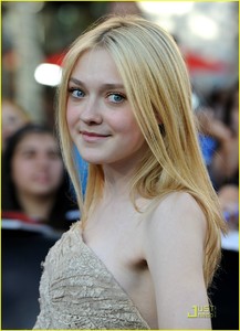 dakotafanning042.jpg