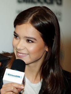 hailee-steinfeld-at-siriusxm-s-hits-1-in-hollywood-broadcasts-backstage-05-20-2017-2.thumb.jpg.e15770950f88337adbb2e5497364380a.jpg