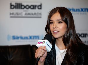 hailee-steinfeld-at-siriusxm-s-hits-1-in-hollywood-broadcasts-backstage-05-20-2017-3.thumb.jpg.454093ebb9c324ec1e98bda439b72c57.jpg