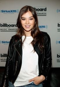 hailee-steinfeld-at-siriusxm-s-hits-1-in-hollywood-broadcasts-backstage-05-20-2017-5.thumb.jpg.85aae883aa027af4f2575671a791ebb8.jpg