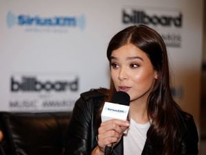 hailee-steinfeld-at-siriusxm-s-hits-1-in-hollywood-broadcasts-backstage-05-20-2017-6.thumb.jpg.ad1794fbde7197789b17d1c7db231bf2.jpg