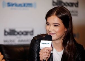 hailee-steinfeld-at-siriusxm-s-hits-1-in-hollywood-broadcasts-backstage-05-20-2017-7.thumb.jpg.373d47817a89f96758341ba0568b061a.jpg