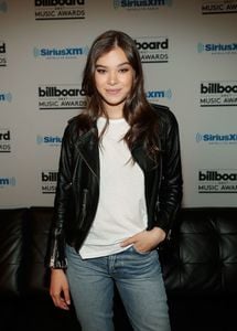 hailee-steinfeld-at-siriusxm-s-hits-1-in-hollywood-broadcasts-backstage-05-20-2017-9.thumb.jpg.85c8f94b495fa15f9c835925231502aa.jpg