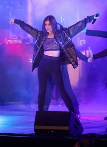 hailee-steinfeld-performing-at-cbs-radio-s-spf-in-las-vegas-05-20-2017-3.thumb.jpg.422c6ba2955cf1796d88fe07c4833222.jpg