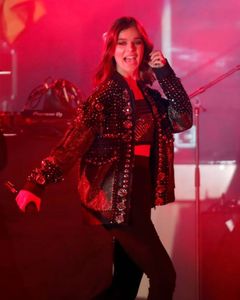 hailee-steinfeld-performing-at-cbs-radio-s-spf-in-las-vegas-05-20-2017-4.thumb.jpg.0a783f3dd4dcd00fc70a828d27ee1f38.jpg