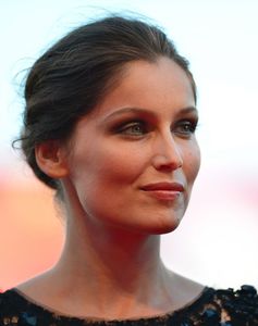 il-makeup-elegante-di-laetitia-casta.jpeg