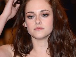 kristen-stewart-geht-sich-mit-der-hand-durch-die-haare.jpg