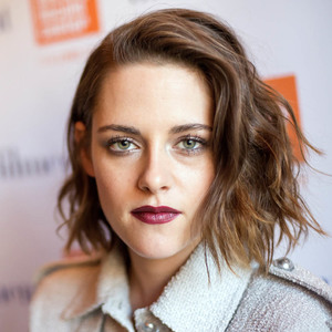 kristen-stewart-plotting-06jan16-02.jpg