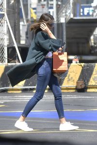 miranda-kerr-at-a-heliport-in-new-york-05-04-2017_2.thumb.jpg.f102dbadb4bb2af9b72b095cd9b19d33.jpg