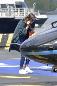 miranda-kerr-at-a-heliport-in-new-york-05-04-2017_6.thumb.jpg.fcb0bd1eaa1f924fe877b0f96d46ba6b.jpg