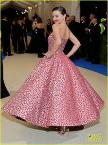 miranda-kerr-met-gala-2017-05.thumb.jpg.46c21ded4b36da9f43e25765d41e143c.jpg