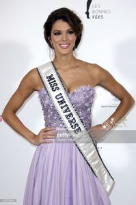 miss-univers-2017-iris-mittenaere-attends-les-bonnes-fees-charity-at-picture-id655795634.jpg