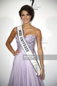 miss-univers-2017-iris-mittenaere-attends-les-bonnes-fees-charity-at-picture-id655795684.jpg