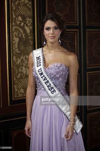 miss-univers-2017-iris-mittenaere-attends-les-bonnes-fees-charity-at-picture-id655795788.jpg