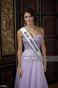 miss-univers-2017-iris-mittenaere-attends-les-bonnes-fees-charity-at-picture-id655795812.jpg