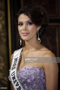 miss-univers-2017-iris-mittenaere-attends-les-bonnes-fees-charity-at-picture-id655795888.jpg