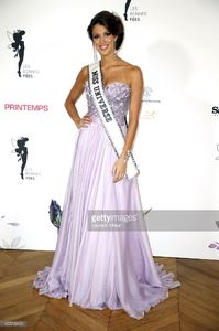 miss-univers-2017-iris-mittenaere-attends-les-bonnes-fees-charity-at-picture-id655796052.jpg