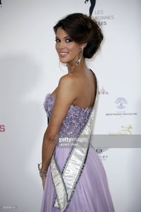 miss-univers-2017-iris-mittenaere-attends-les-bonnes-fees-charity-at-picture-id655796144.jpg